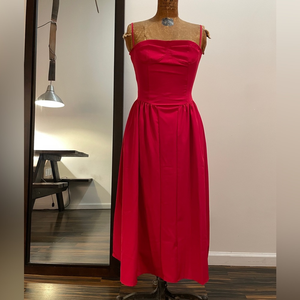 Red Sweetheart neckline, Romantic midi-dress, Never worn